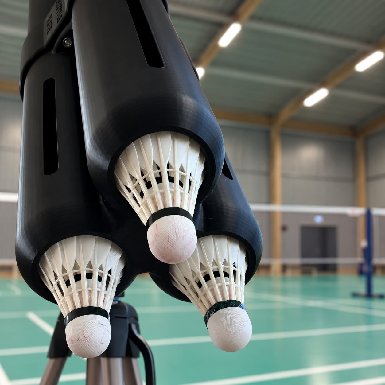 Nærbillede af ShuttleMate med badmintonbolde